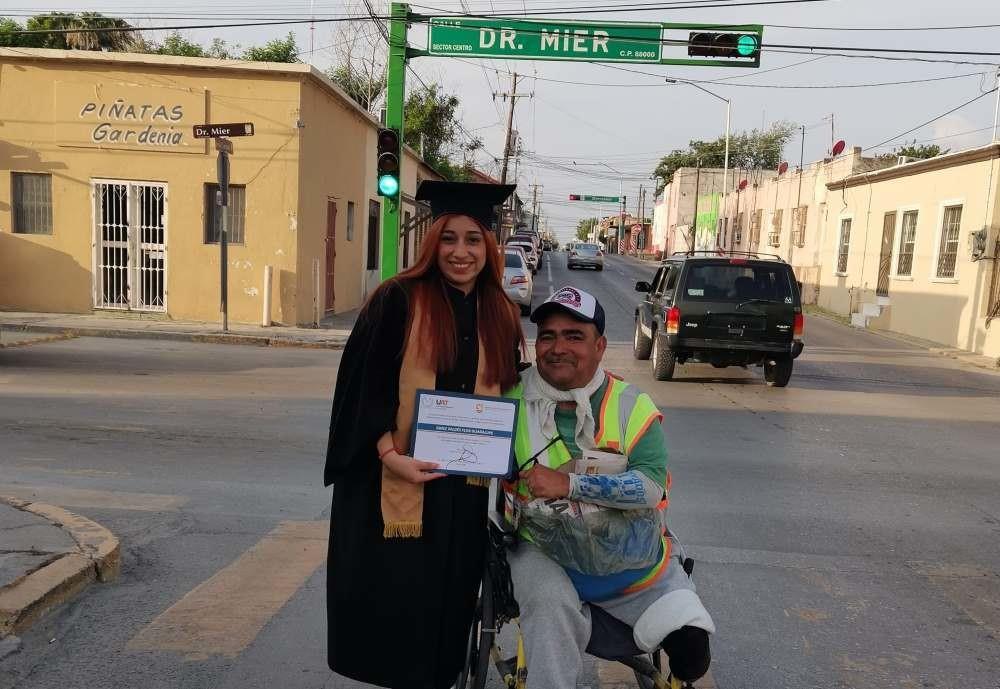 Joven comparte título universitario con su padre, vendedor de periódicos. Foto. Facebook