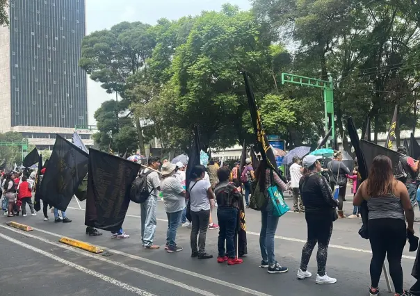 Crean cadena humana en antiguo edificio de la SCT, exigen vivienda popular