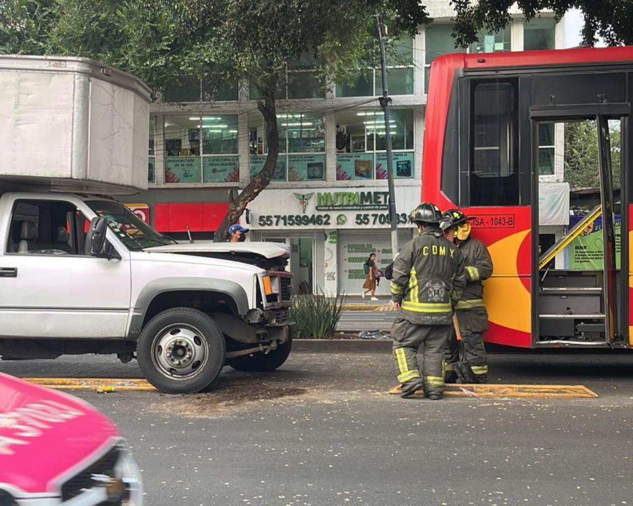 ¡Otra de Metrobús!, choca en Insurgentes al esquivar a una camioneta. Foto: Ramón Ramírez