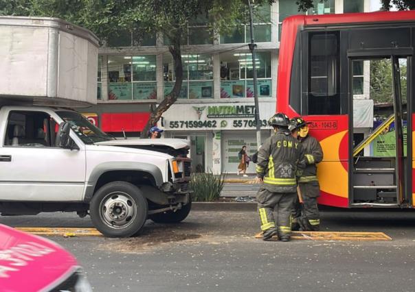 ¡Otra de Metrobús!, choca en Insurgentes al esquivar a una camioneta