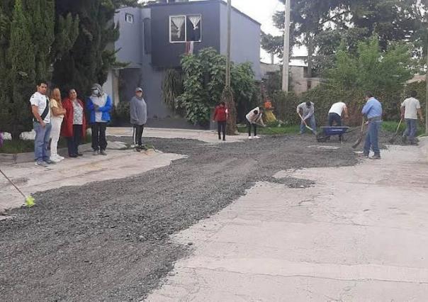 Arreglan vecinos de Toluca sus calles en mal estado con recursos propios