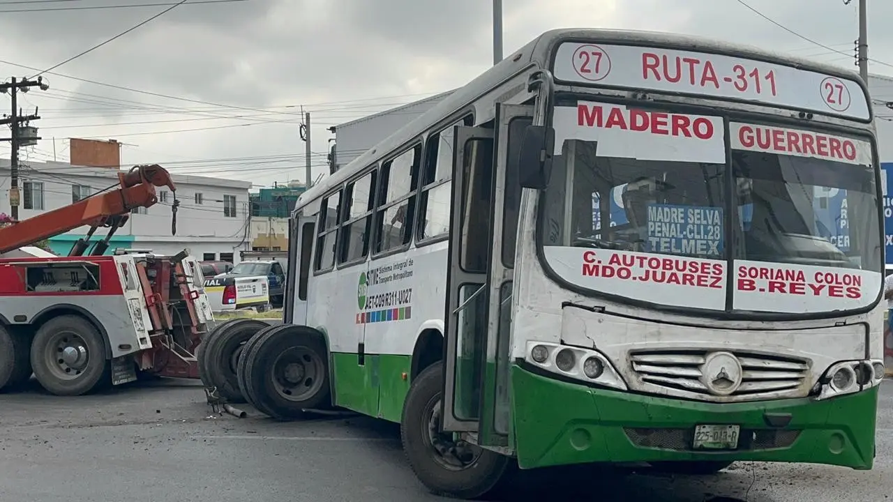 Ruta 113 se impacta contra un autómovil Tsuru en centro de Monterrey. Foto. Cynthia Pardo