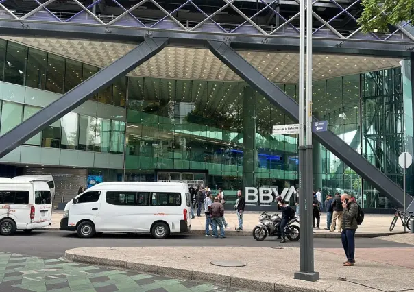 Barzonistas protestan en Torre BBVA exigen replantear créditos y frenar desalojo