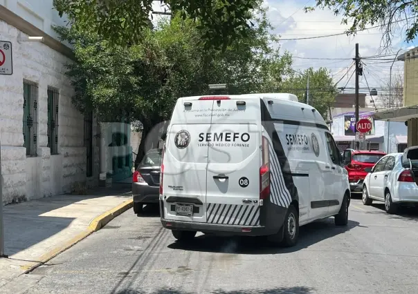 Hallan feto abandonado en bote de basura en Centro de Monterrey