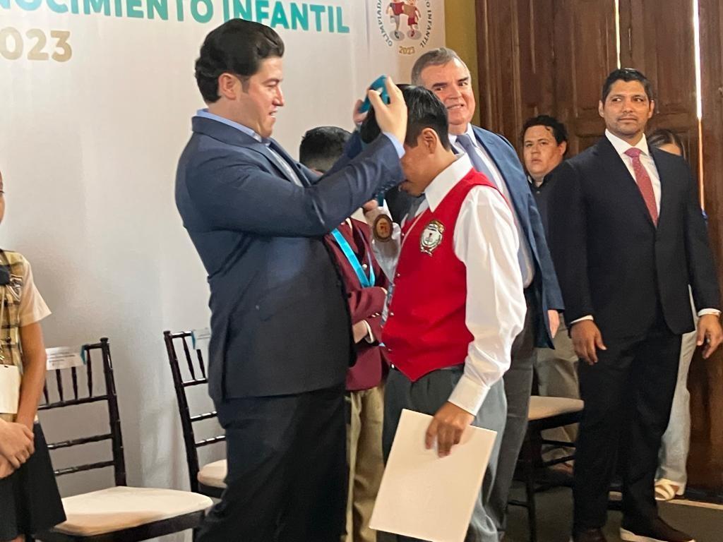 Los alumnos recibieron por parte del gobernador y la Secretaria de Educación, Sofialeticia Morales un diploma, una medalla así como una laptop. Foto: Rosy Sandoval.