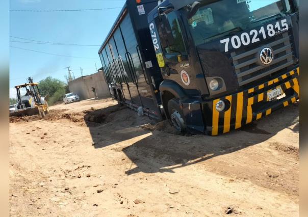 ¡Con la cheve no! Encalla camión con cerveza en una zanja