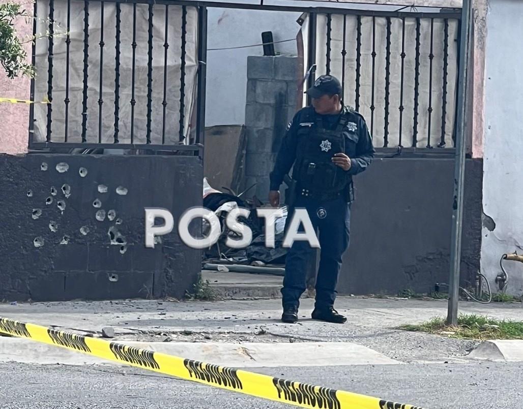 Los atacantes llegaron en al menos un vehículo, descendieron de él a plena luz de día y dejaron el daño en ventanas, puerta y fachada de la casa. Foto: Raymundo Elizalde.