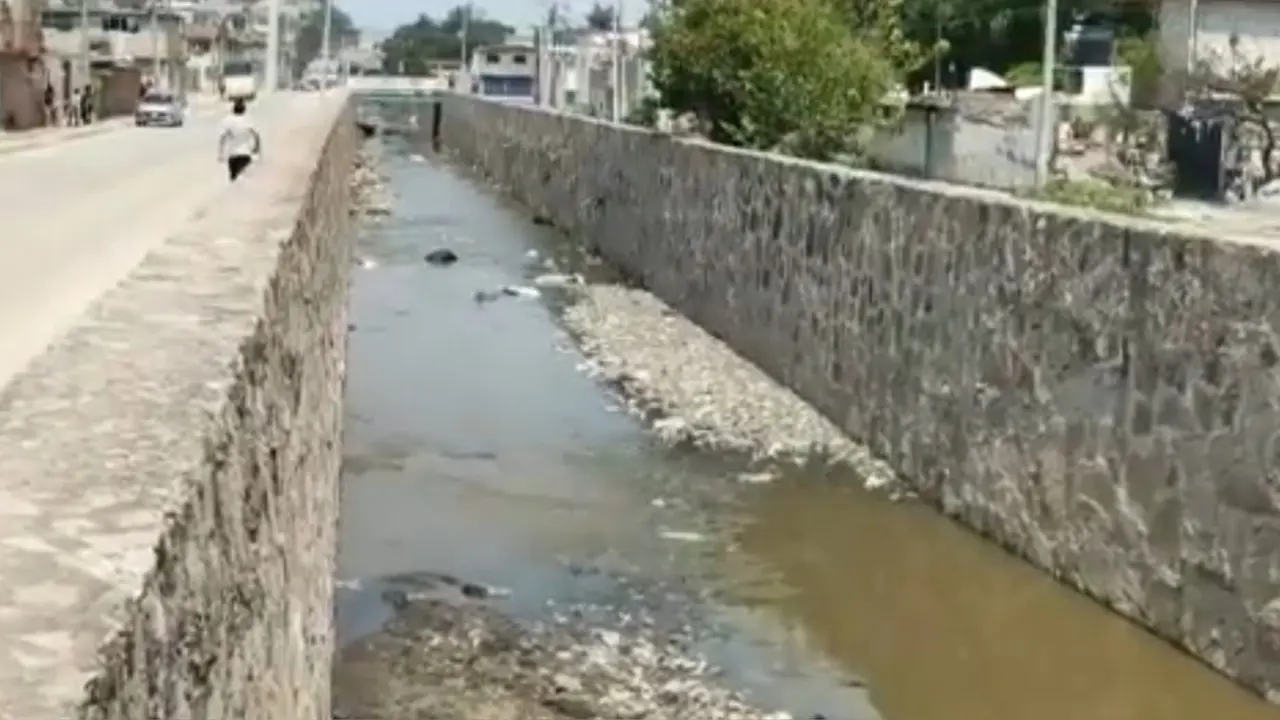 Encuentran el cuerpo de una mujer sin vida en  un canal de aguas negras en la colonia  Bello Horizonte, en Tultitlán. Foto: Cortesía