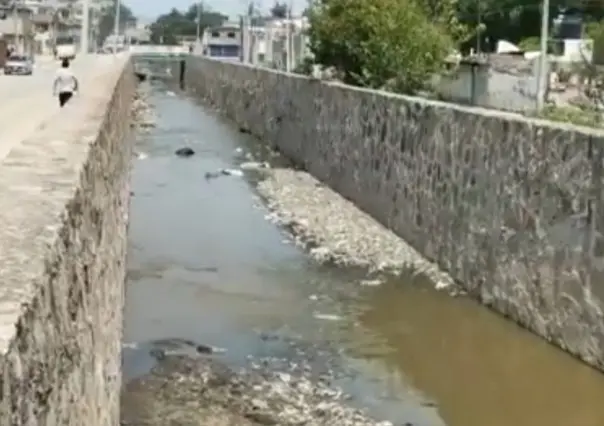 Flota una mujer sin vida entre aguas negras de un canal en Tultitlán