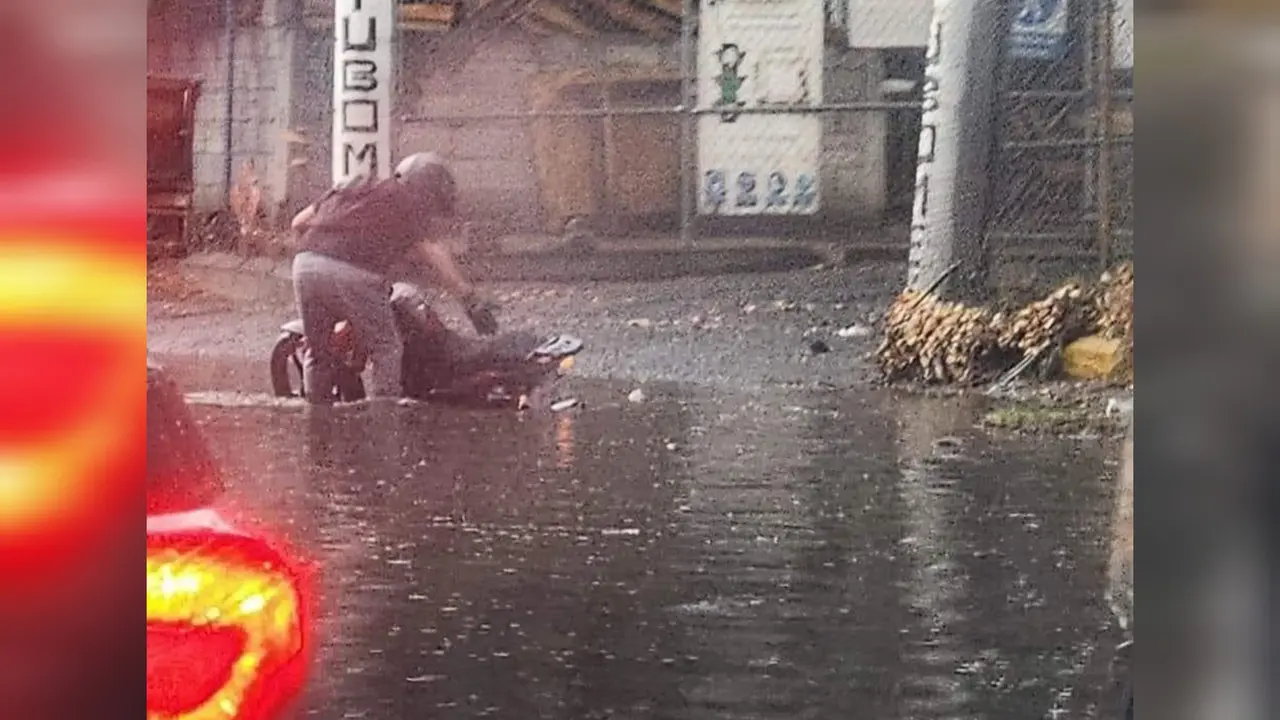 Las intensas lluvias registradas, la tarde del sábado 8 de julio, en la zona de Toluca y municipios aledaños afectó la carretera México-Texcoco, en Los Reyes La Paz. Foto: Cortesía