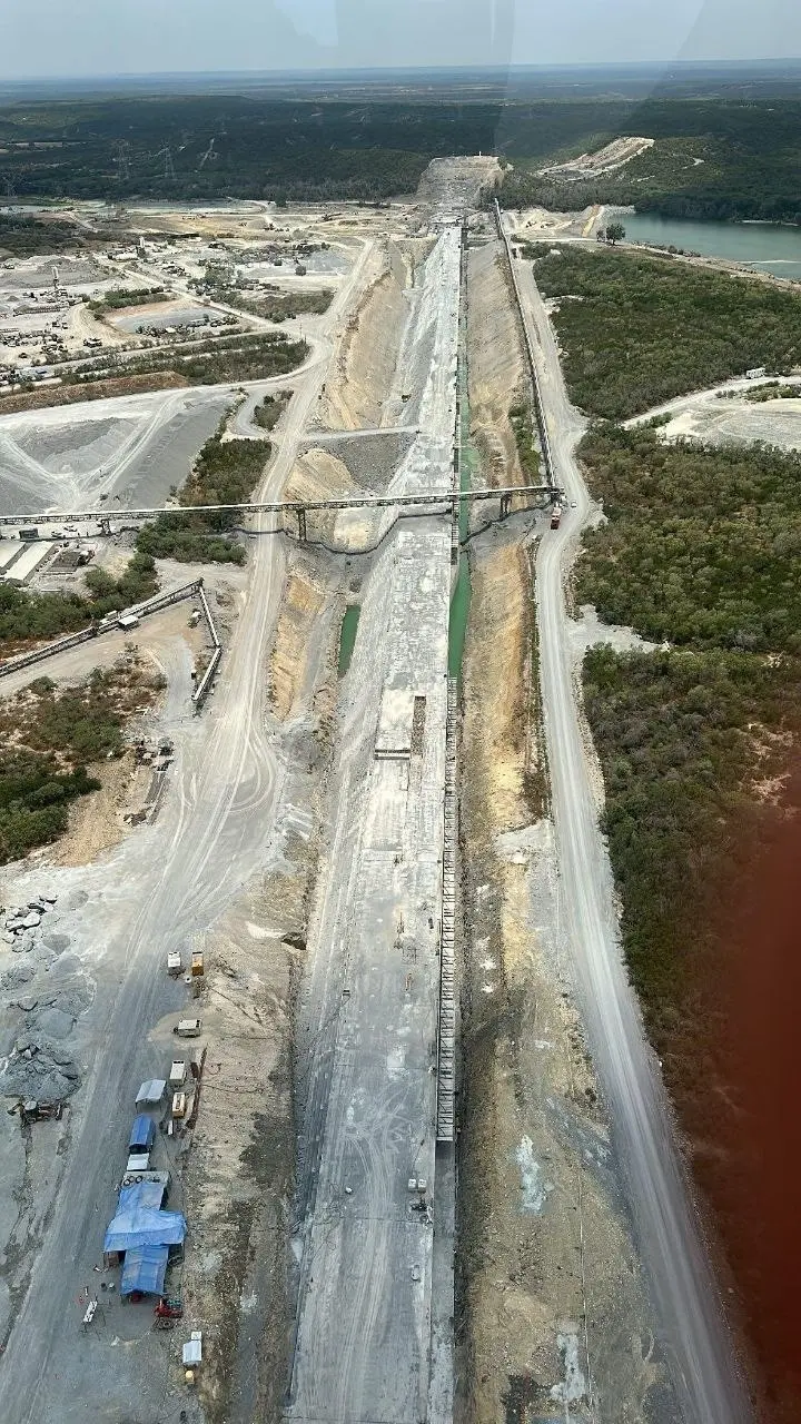 Avanza 26% construcción de la carretera Interserrana