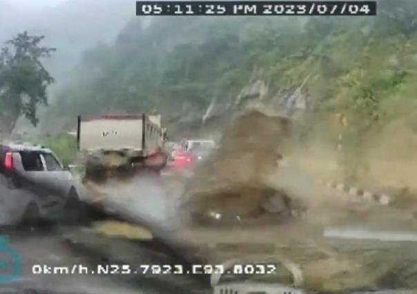 VIDEO: Captan como enorme roca aplasta auto en plena carretera
