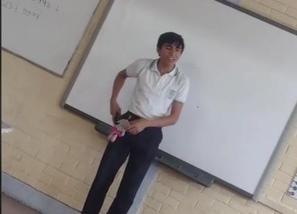 Ante la sorprendente voz del joven alumno que canta como José José en la escuela, los internautas reaccionaron con comentarios positivos. Foto: Especial.