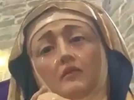 En el video aparece la imagen de la Virgen María llorando, un líquido aparece desde sus ojos. Foto: YouTube Diario de las Huastecas.