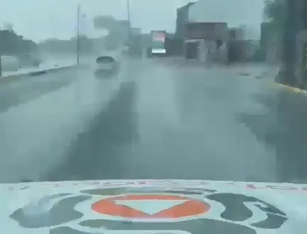 Cae vehículo a un barranco en Santiago