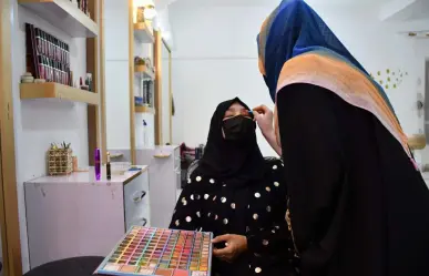 ¿Por qué el Talibán le teme al aerosol para el cabello y al barniz de uñas?