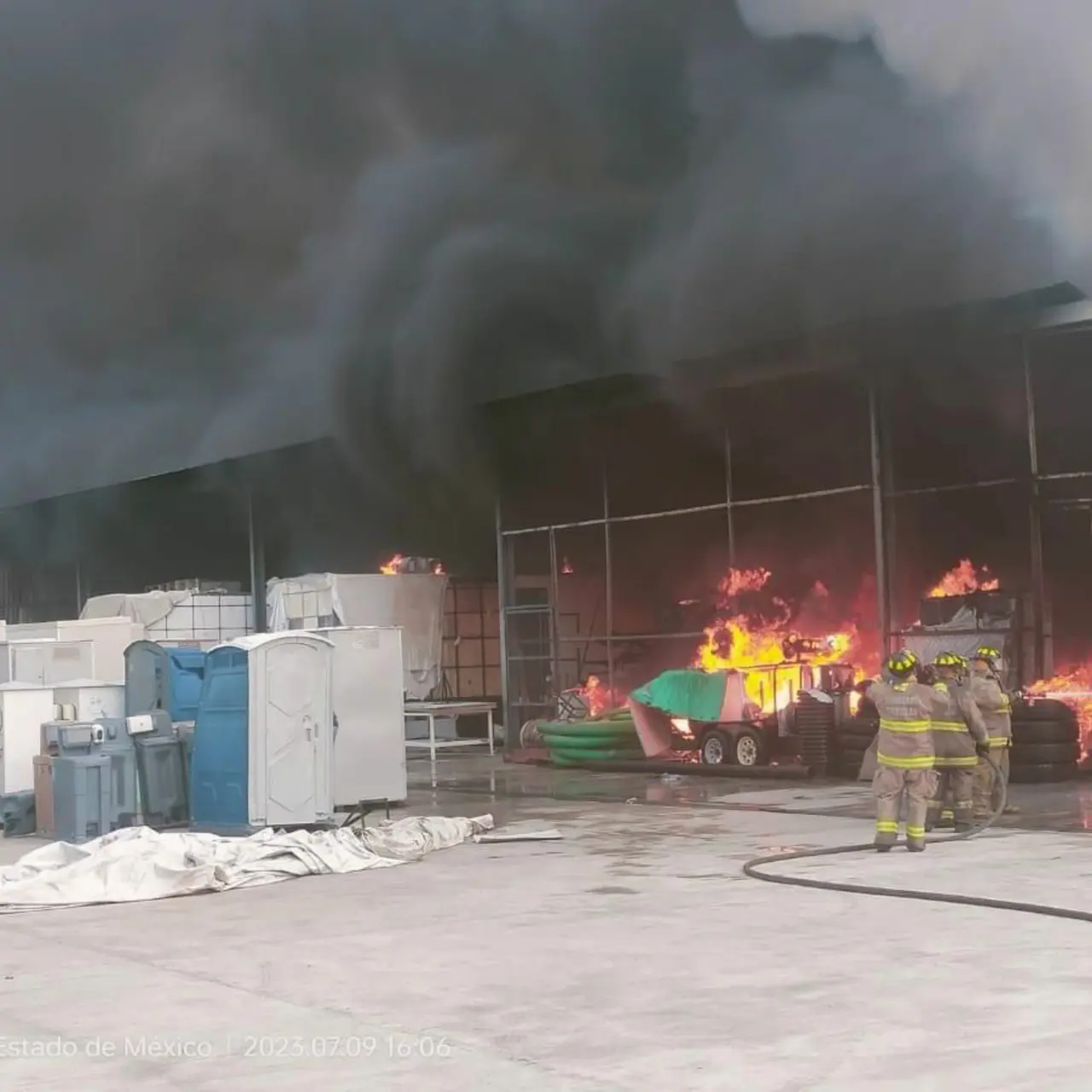 El fuego consumió una bodega de baños portátiles en Tultitlán, la columna de humo se percibió desde otros municipios y el olor a quemado llegó a Cuautitlán Izcalli y Coacalco; no hubo lesionados. Foto: Cortesía