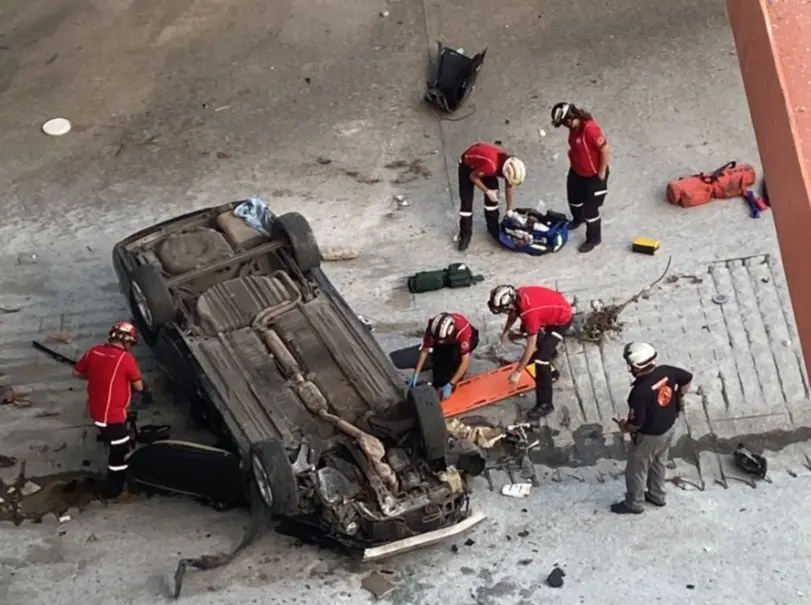 Al sitio arribaron elementos de Protección Civil de Nuevo León y paramédicos de la Cruz Roja, para atender al conducto afectado. Foto: Protección Civil de Nuevo León.