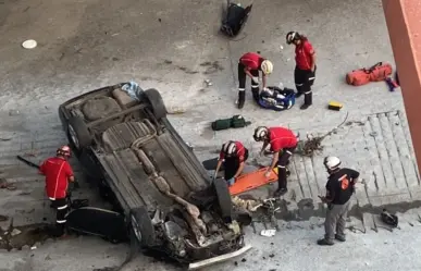 Cae conductor con su auto al arroyo El Obispo en San Pedro