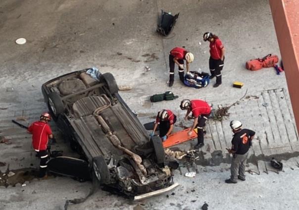 Cae conductor con su auto al arroyo El Obispo en San Pedro