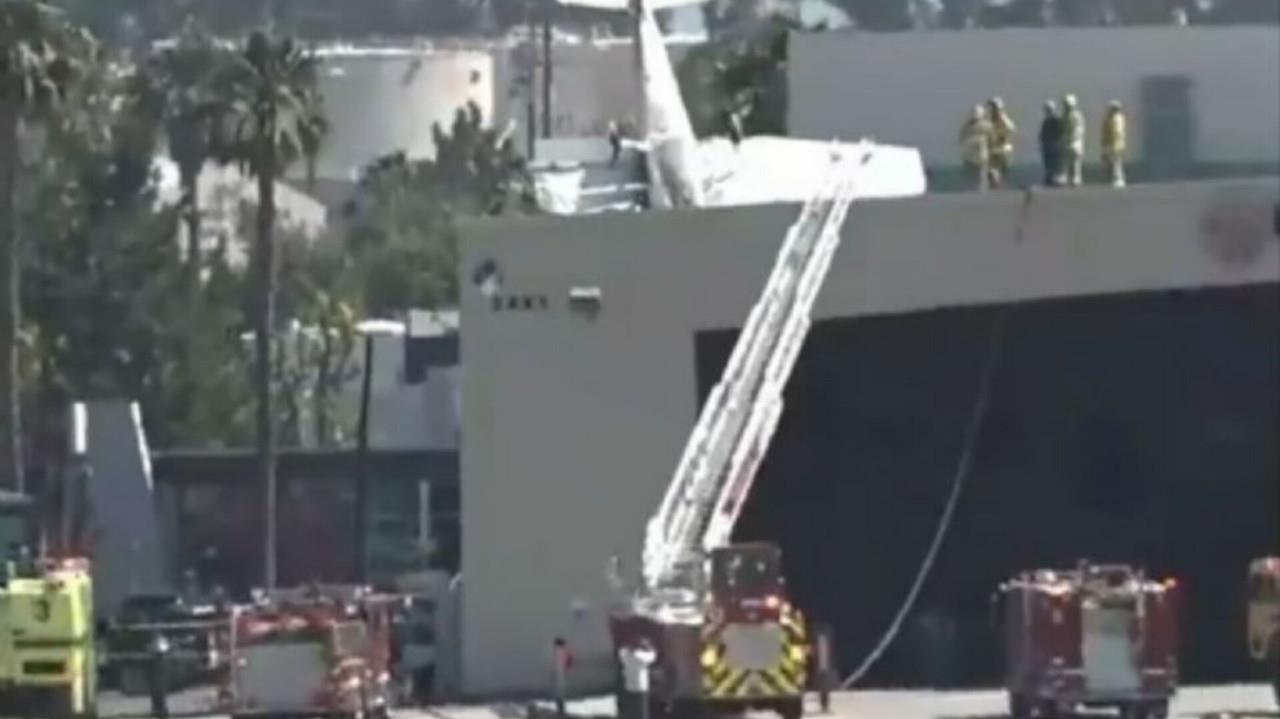 Un avión Cessna 172, de un solo motor, terminó en el techo de un hangar en el aeropuerto de Long Beach en California, el piloto resultó lesionado. Foto: Captura de pantalla