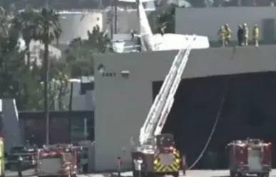 Llega avión al aeropuerto, pero no a la pista de aterrizaje