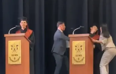 Da joven emotivas palabras en graduación de prepa y se desmaya