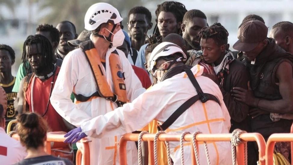 La Guardamar Calíope, de Salvamento Marítimo trasladó al puerto de Arguineguín (Gran Canaria) a 86 personas localizadas a bordo de un cayuco a 132 kilómetros al sur de la isla. Foto. EFE - Ángel Medina G.