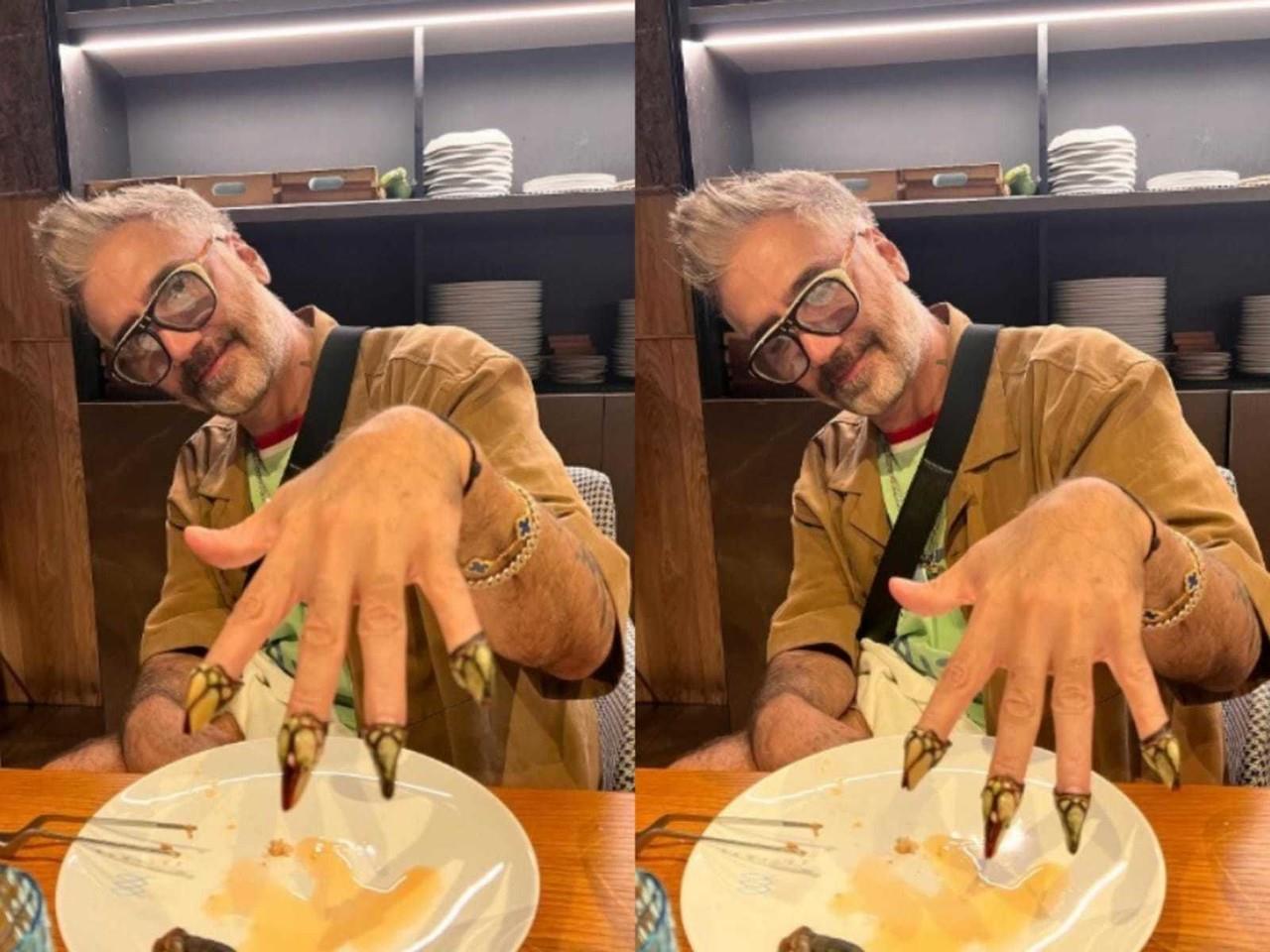 El cantante aparece mostrando una de sus manos con lo que parecen ser uñas largas, por lo que de inmediato cientos de fans se cuestionaron que estaría queriendo comunicar el artista. Foto: Instagram Alexoficial.