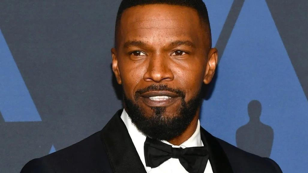 ¡Se ve mucho mejor! Reaparece Jamie Foxx después de ser hospitalizado