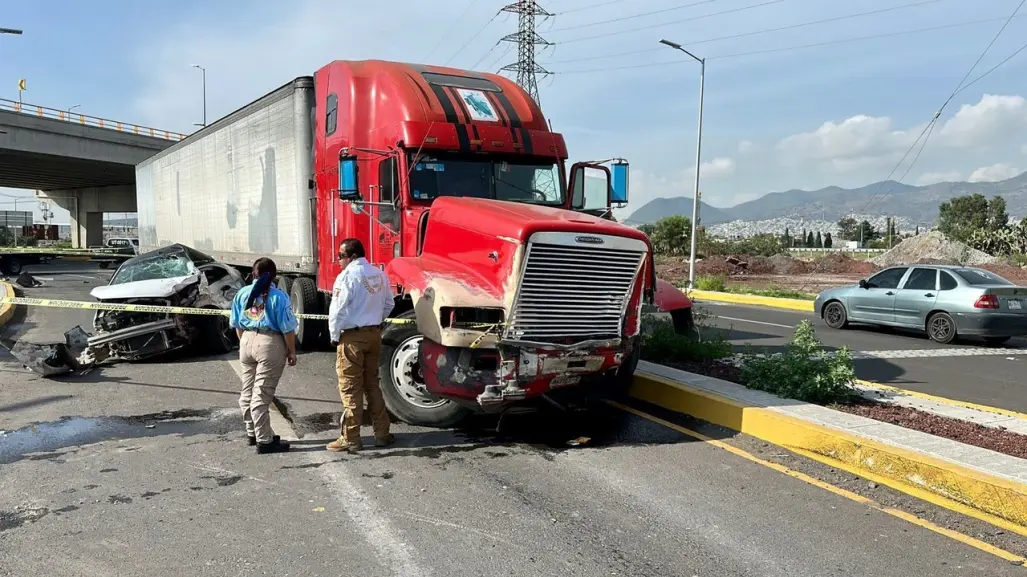 Choque entre tráiler y auto deja un muerto en Tonanitla