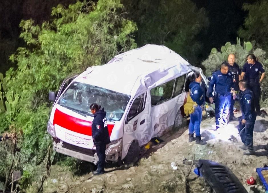 En dicho punto, una camioneta Urvan, procedente del Estado de México, salió del camino y volcó en un barranco. Foto: Facebook El Diario de la Ciudad.