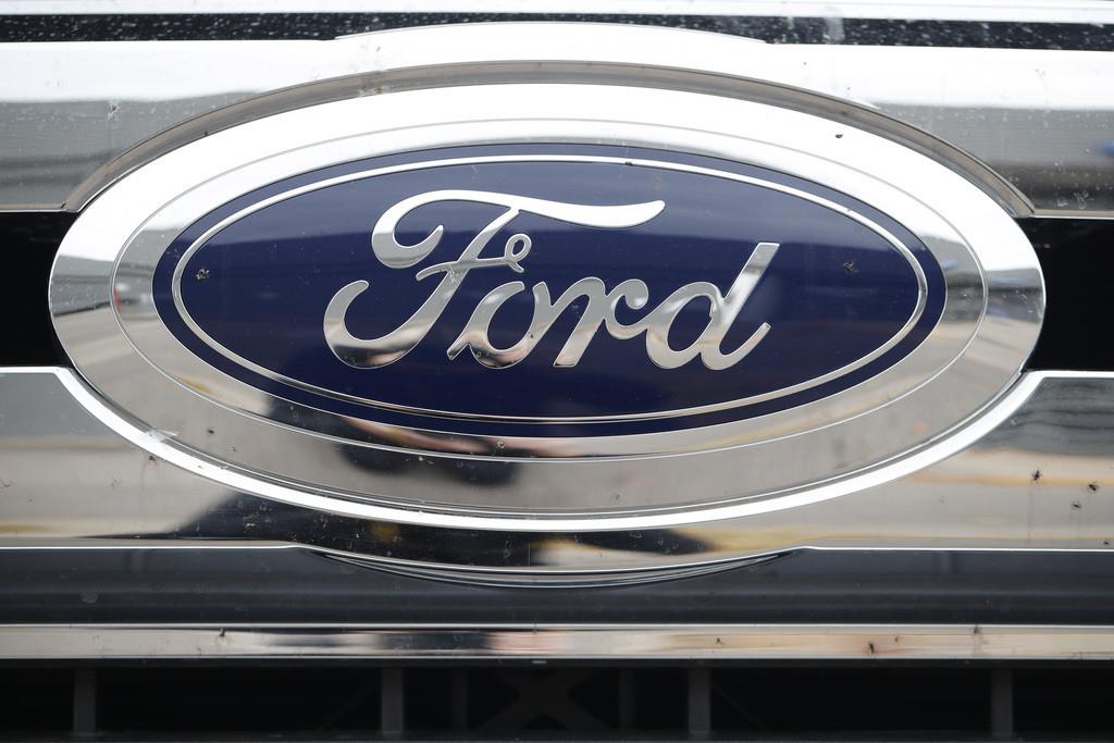 Foto de archivo del 20 de octubre de 2019, del logo de Ford en un vehículo en una concesionaria Ford en Littleton, Colorado. (AP Foto/David Zalubowski, File)