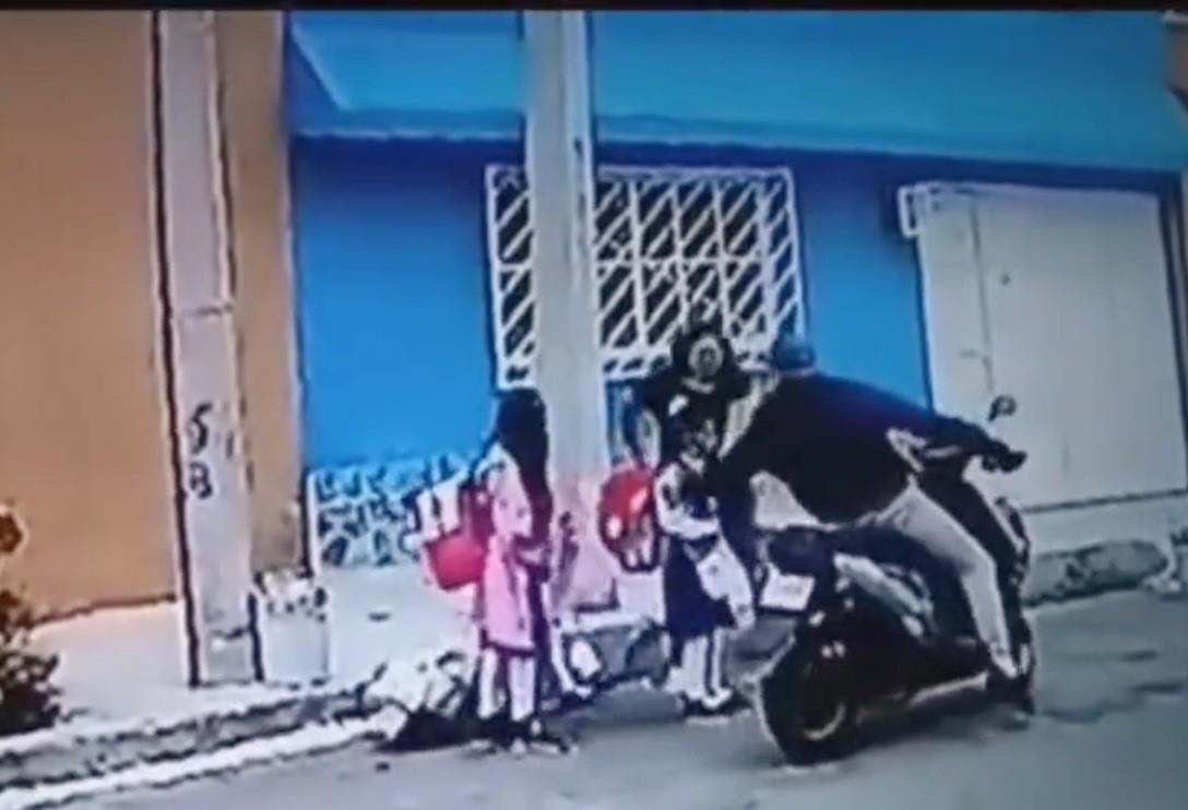 El video finaliza con el hombre huyendo en su moto y la mujer persiguiéndolo, aunque este logra escapar. Foto: Especial.