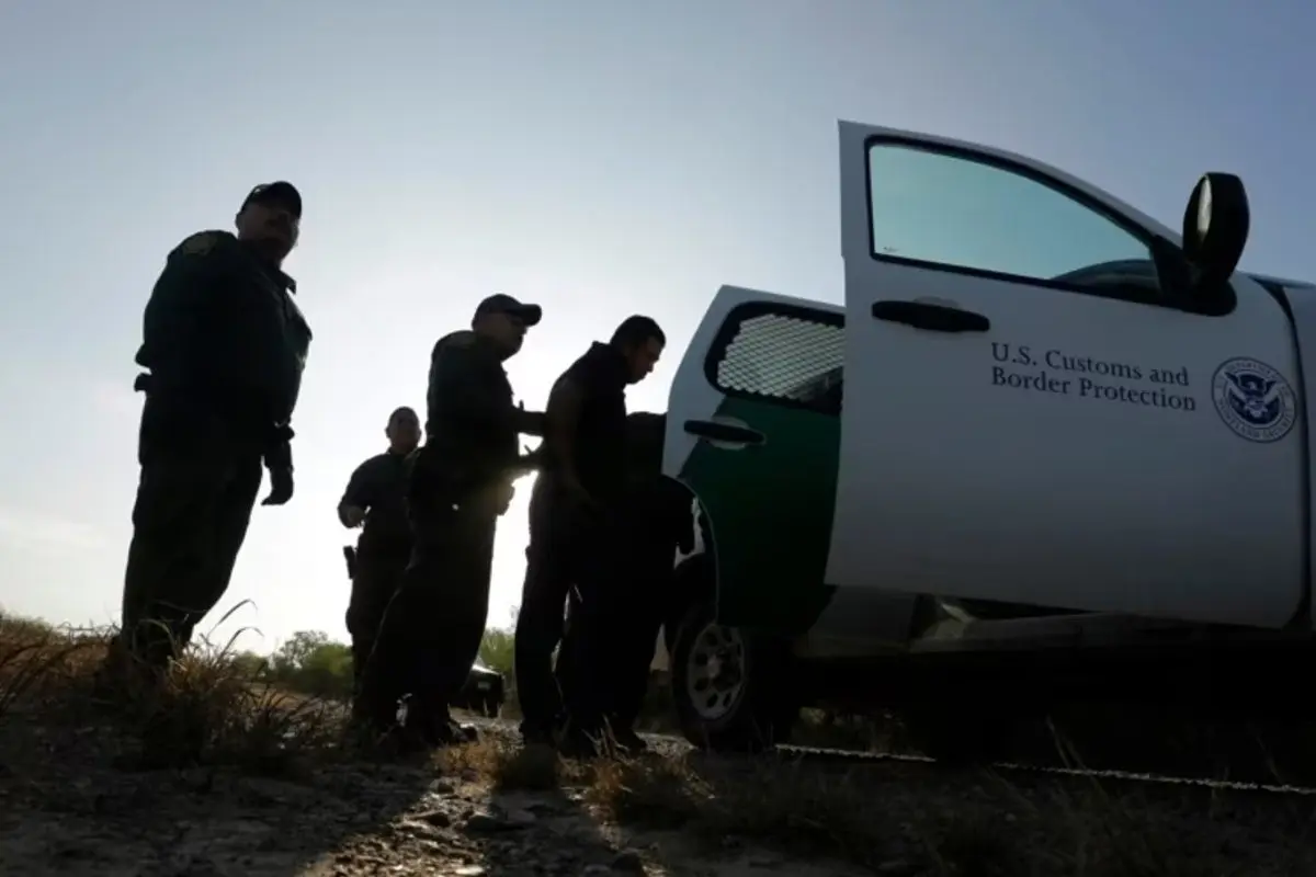 En mayo, una menor de 8 años falleció luego de haberse sentido mal en un centro de procesamiento de migrantes en Harlingen, Texas. Foto: AP