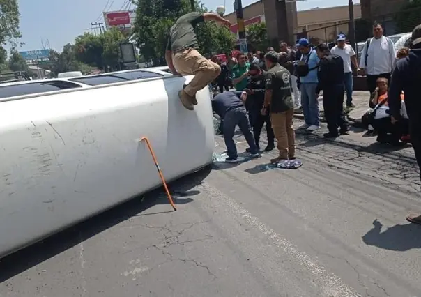 Volcadura de una combi deja siete lesionados en Tlalnepantla