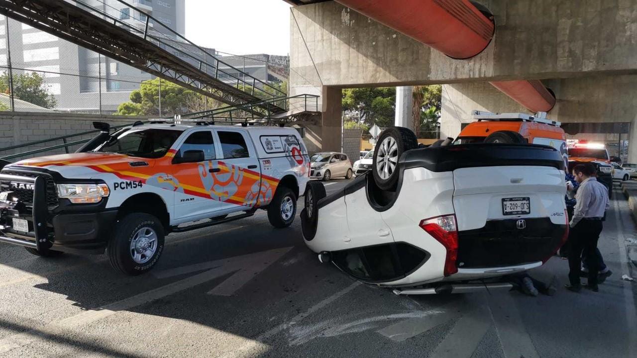 Ante esta situación, el personal de Protección Civil de Monterrey, junto con los equipos de emergencia de Nuevo León y la Cruz Roja, acudieron de inmediato al lugar. Foto: Raymundo Elizalde.