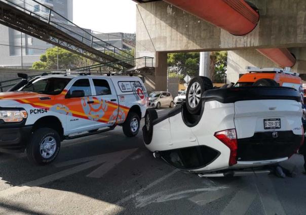 Falla en semáforos provoca choque y volcadura en Monterrey; hay dos lesionados