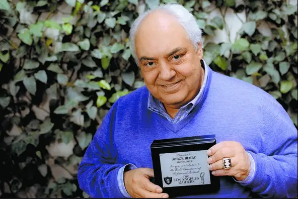 Jorge Berry es el único periodista mexicano que obtuvo un anillo de oro blanco por haber sido el narrador oficial del Super Bowl. Foto. Especial