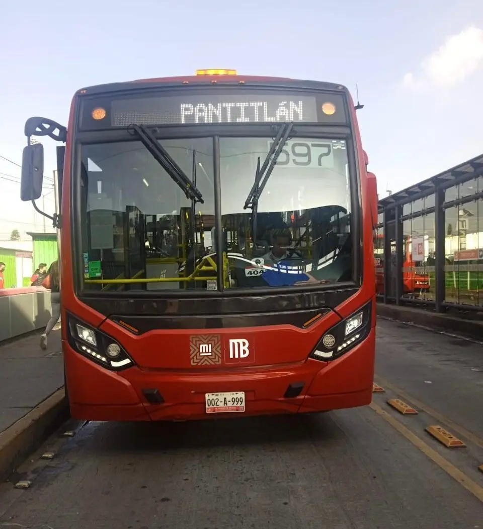 Chofer de Metrobús arrolla a peatón en la Venustiano Carranza