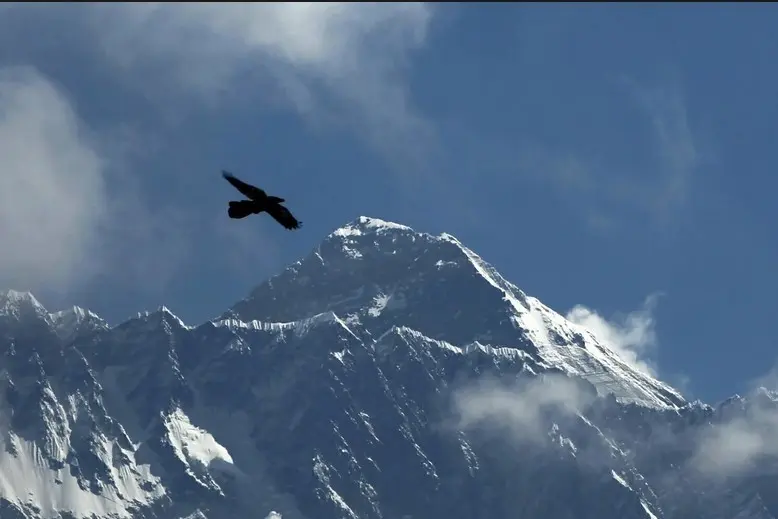 Monte Everest de fondo, visto desde Namche Bajar, en el distrito de Solukhumbu, Nepal (2019).  Al menos cinco personas murieron en un accidente de helicóptero en Nepal. (AP Foto/Niranjan Shrestha, Archivo) –