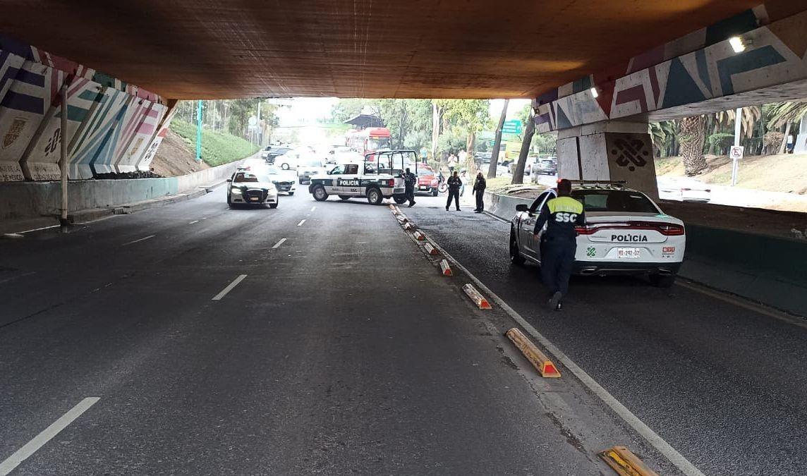 Se incendia camioneta de carga en Insurgentes Norte. Foto: Ramón Ramírez