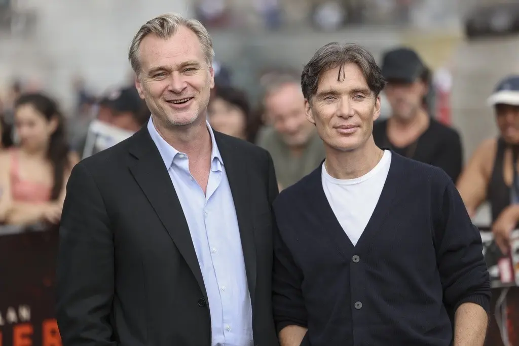 El director Christopher Nolan, izquierda, y Cillian Murphy posan para en la sesión fotográfica de la película Oppenheimer el miércoles 12 de julio de 2023 en Londres. (Vianney Le Caer/Invision/AP)