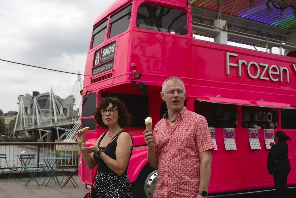 Unas personas degustan un helado durante un día de clima caluroso en el centro de Londres, el 12 de junio de 2023. (AP Foto/Kin Cheung, Archivo)