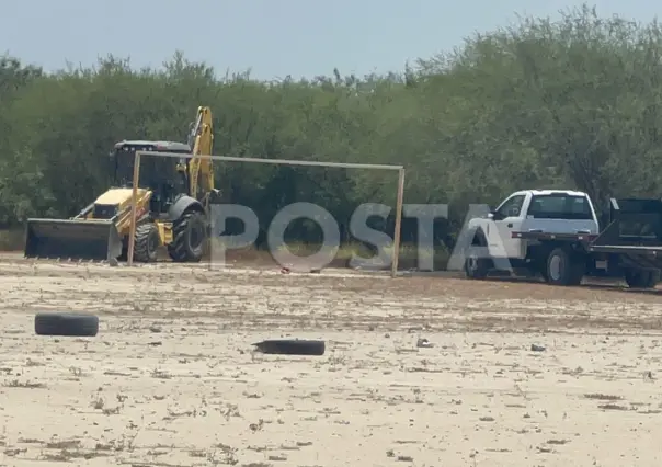 Buscan cuerpos con retroexcavadora en cancha de futbol en Escobedo
