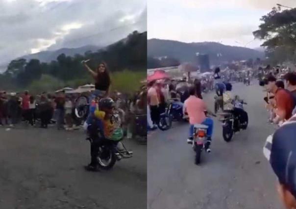 Joven convulsiona al caer en choque de motos mientras iba posando con celular