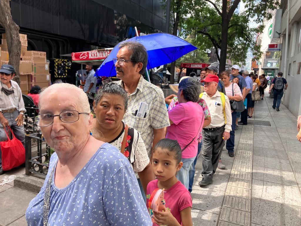 POSTA realizó un sondeo con los adultos mayores que estaban dentro de la fila y mencionaron que la fila larga han causado molestias. Foto: Rosy Sandoval.