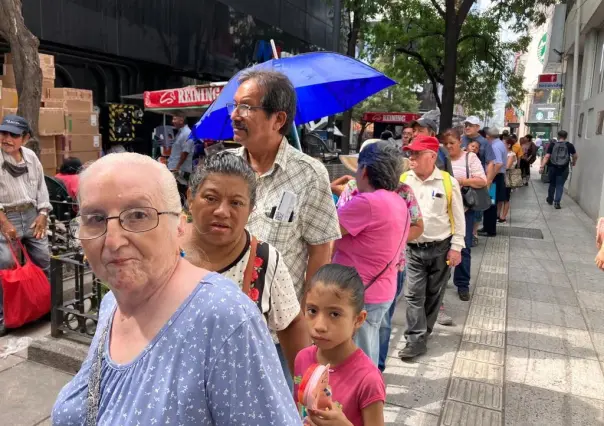 Fallas en caja del banco Bienestar causa larga fila