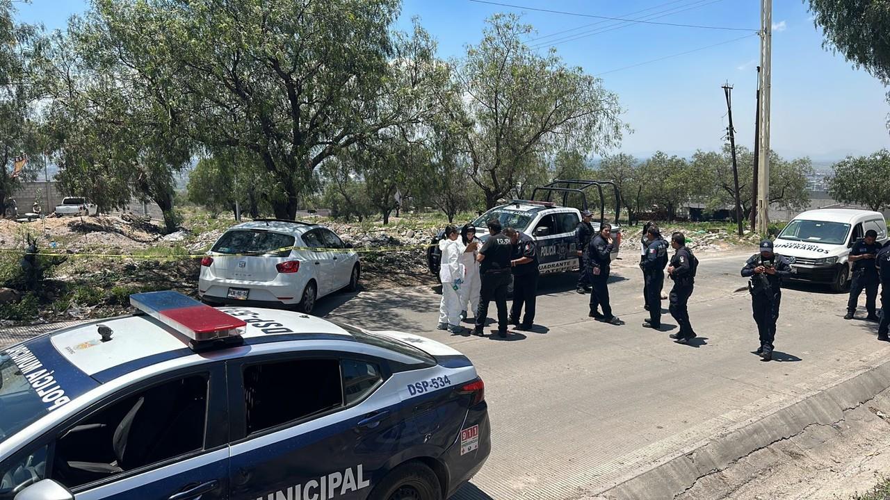 El vehículo se impactó contra un árbol, los dos fallecidos un hombre y una mujer quedaron en el interior del vehículo. Foto: Especial.