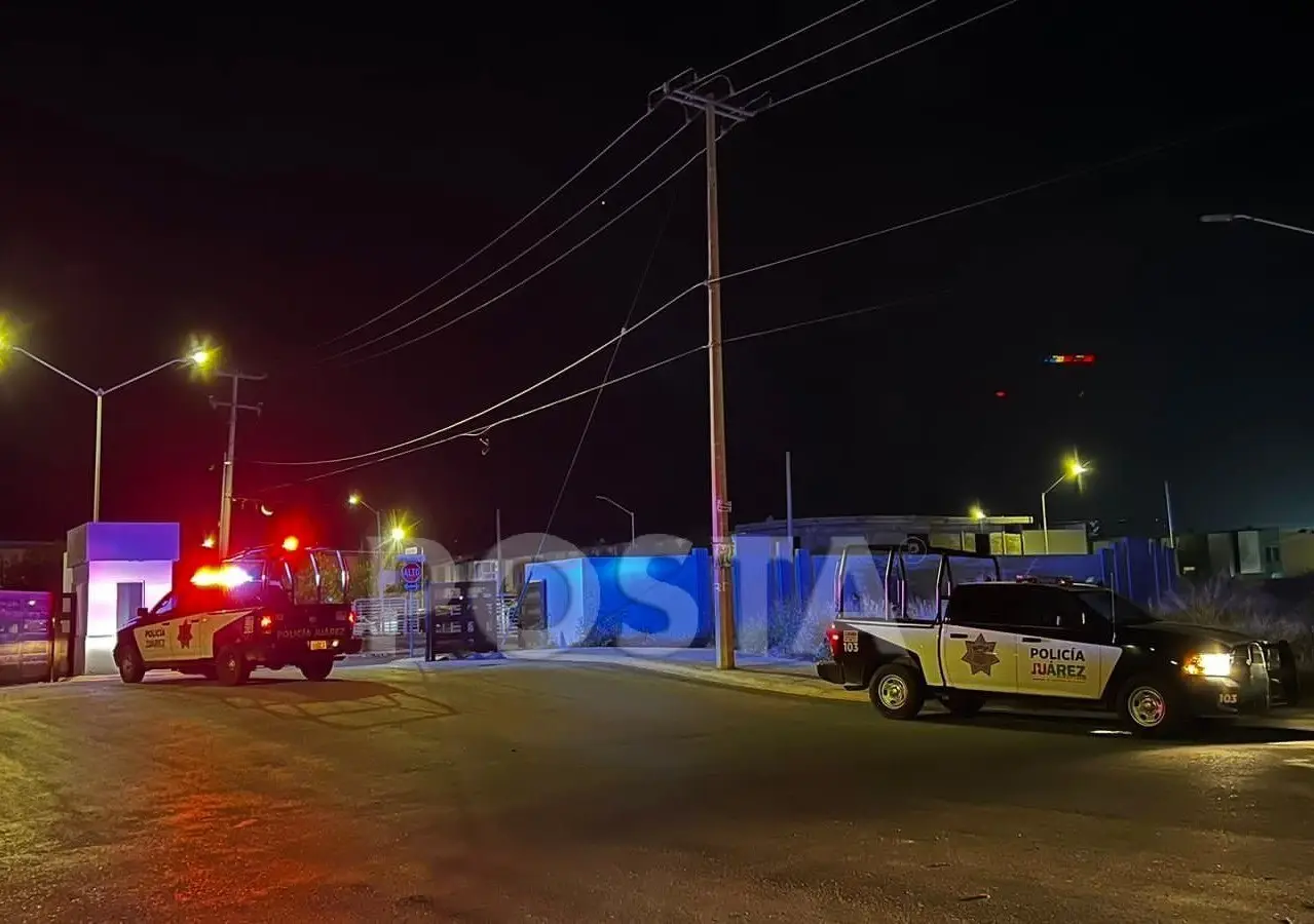 Según vecinos hombres armados arribaron al lugar y dispararon más de una docena de ocasiones, luego aparentemente se llevan un auto compacto. Foto: Raymundo Elizalde.